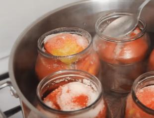 Помідори мариновані на зиму — дуже смачні томати швидкого приготування.