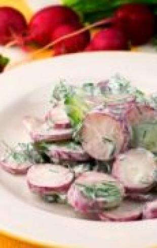 Wie bereitet man einen Salat mit Gurke und Ei zu?