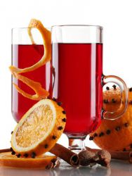 Kakšne začimbe gredo na Mulled Wine. Pijte z pomarančnim sokom.