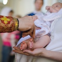  Хрестини малюка: правила підготовки до обряду, вимоги до батьків і хресним.