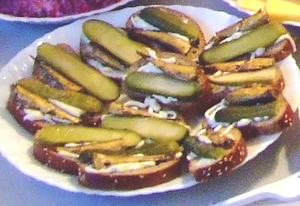 Sendviči na stolu sa škarama. Vrući sendviči sa stabljikama sa pećnicom, receptom. SPUTS sendviči - priprema proizvoda i jela.