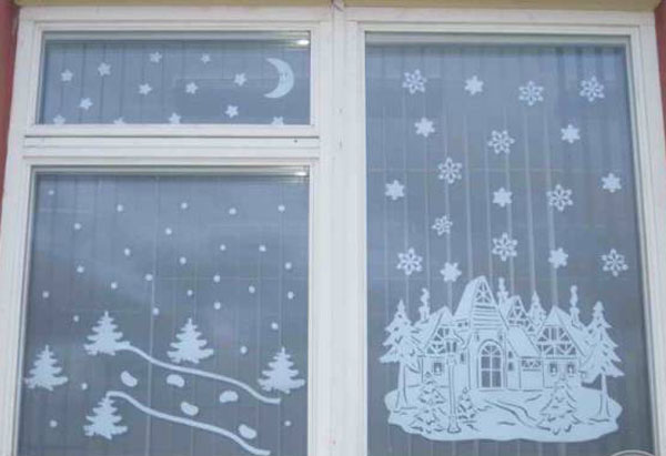 بابا نوئل برای برش بر روی پنجره ها. قالب های سال نو در پنجره ها.