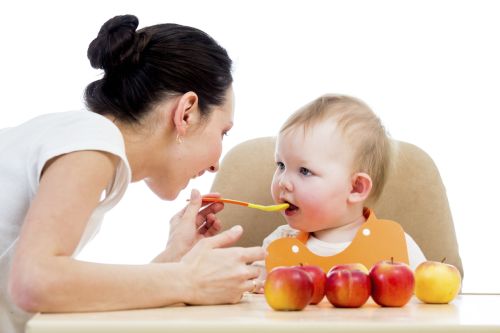 رژیم غذایی یک کودک 5 ماهه. رژیم غذایی یک بچه پنج ماهه با شیر مادر، مصنوعی یا مخلوط چیست؟ قوانین کودک کودک این سن