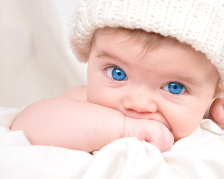 Wenn die Augen in Neugeborenen braun werden. Augenfarbe bei Kindern bei der Geburt. Wenn sich die Augenfarbe ändert