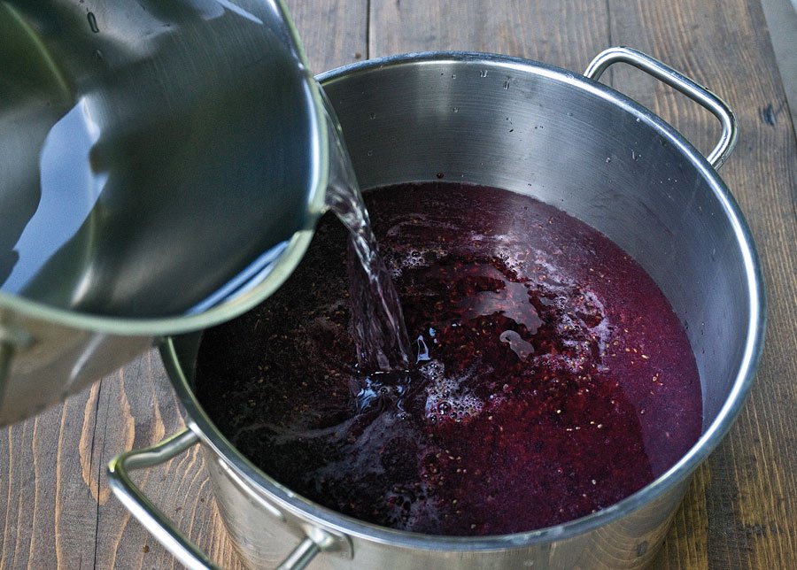 چگونگی طبخ شراب از توت در خانه. شراب از توت و سایر انواع توت ها. شراب از توت سیاه: فهرست مواد تشکیل دهنده.