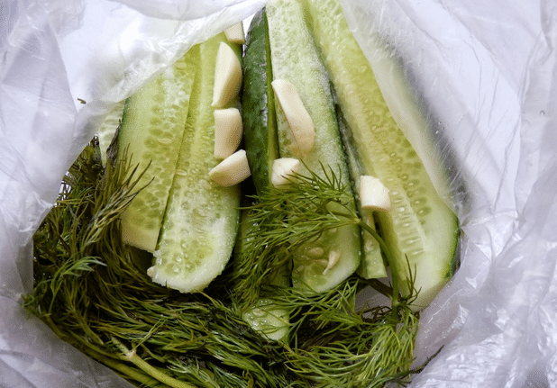 Малосольні огірки швидкого приготування: рецепт огірків малосольних з часником і зеленню в пакеті