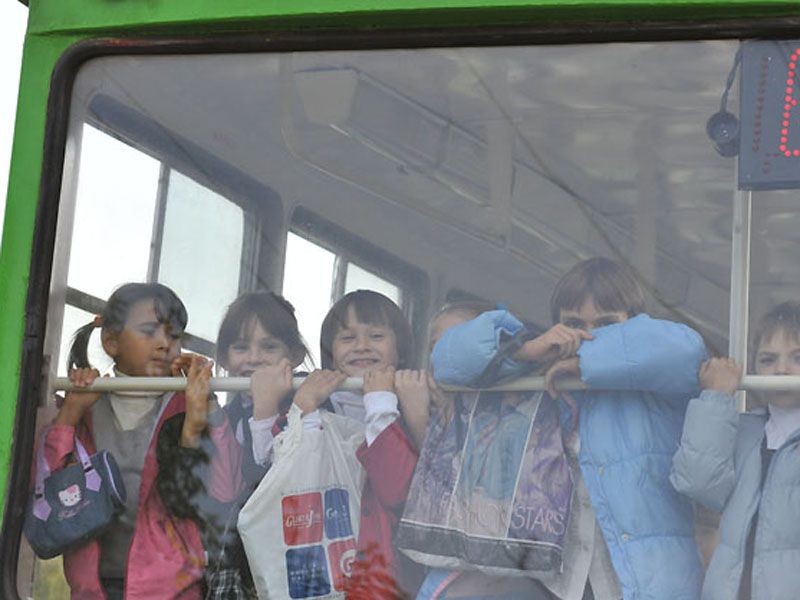 Пільговий проїзд школярів у міському транспорті. Вартість безлімітних квитків для пасажирів не зміниться.