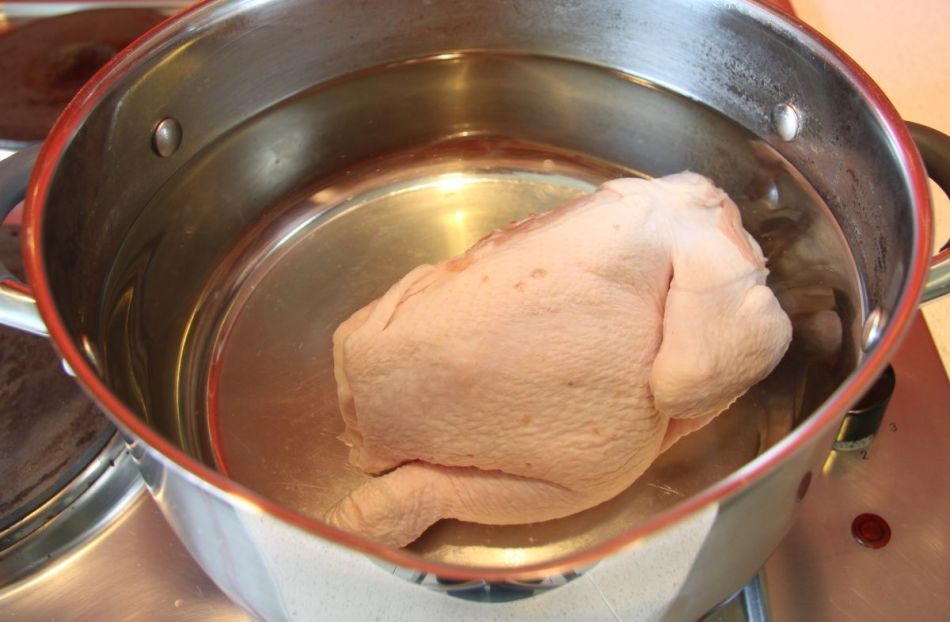 Скільки варити курку для супу, бульйону?  Як і скільки потрібно варити домашню, сільську курку та бройлера в каструлі, мультиварці та скороварці до готовності?