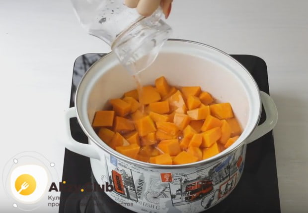 یاک شویدکو به طرز خوشمزه یک کیک با هندوانه برای دستور تهیه با عکس تهیه می کند