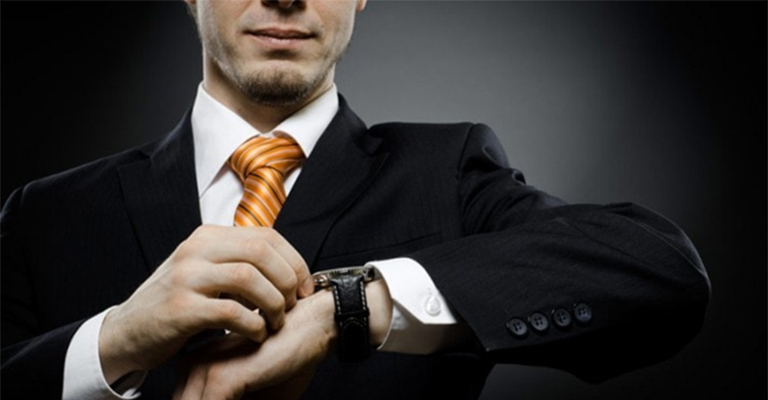 На якій руці носять годинник чоловіка: чи можна на правій руці?