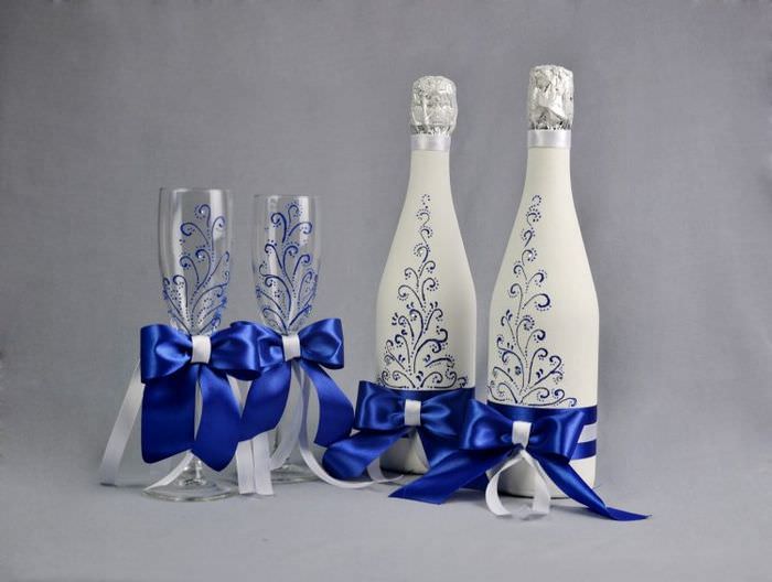 Оформлення пляшок шампанського на весілля у вигляді нареченого та нареченої