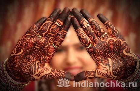 Mehendi – kleines Henna auf Händen und Füßen